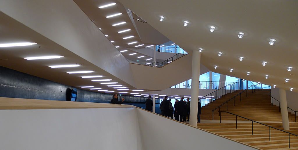 1703_AT_Elphi_TreppenSpender_ub
