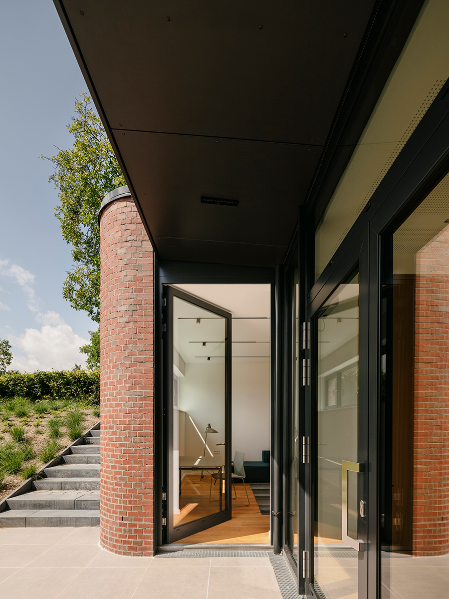 Seitlicher Eingang zum Garten (Bild: Jakob Boerner)
