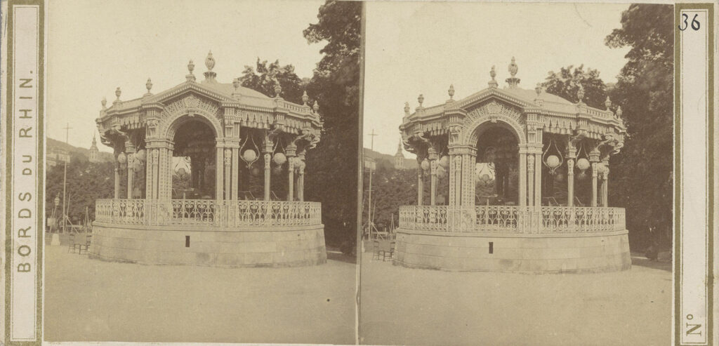 Schmiedeeiserner Pavillon an der Baden-Badener Kurpromenade (Bild: Wikimedia Commons, Stereo-Fotografie zwischen 1850-1880; Rijksmuseum RP-F-F17826-AJ)